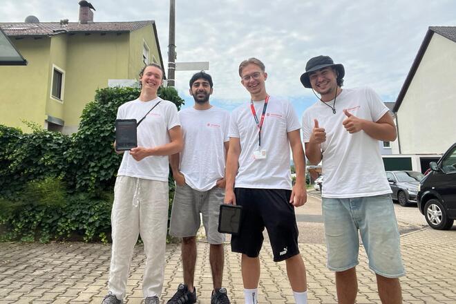 Vier junge Männer stehen nebeneinander und freuen sich auf die gemeinsame Zusammenarbeit als Wesserwerber um neue Fördermitglieder zu finden.