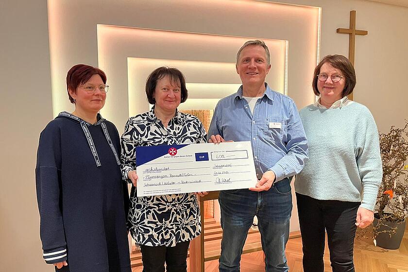 Gruppenfoto bei der Spendenübergabe im Hospiz