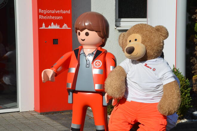 Bild von Maskottchen vor Dienststelle