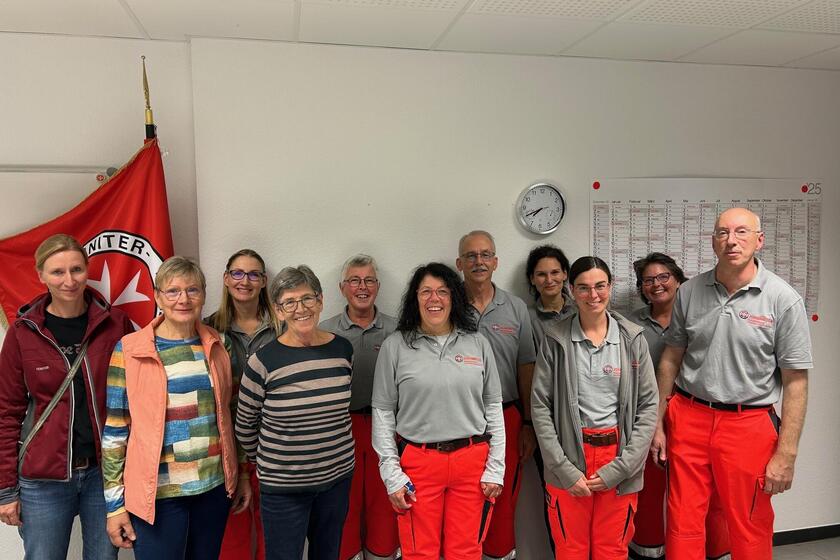 Team der Rettungshundestaffel und Gäste feierten Günther Dahls 20-jähriges Jubiläum