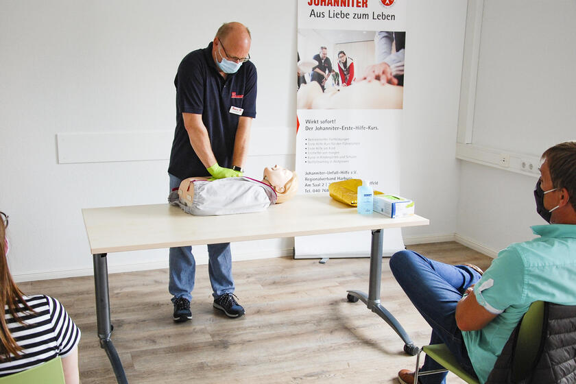 Blick in einen Erste-Hilfe-Kurs der Johanniter-Unfall-Hilfe