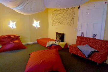 Viele große rote Kissen laden zum Verweilen ein