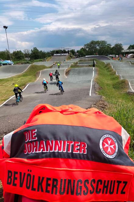 Jacke Bevölkerungsschutz beim BMX-Turnier, Aufnahme vom Sanitätsdienst