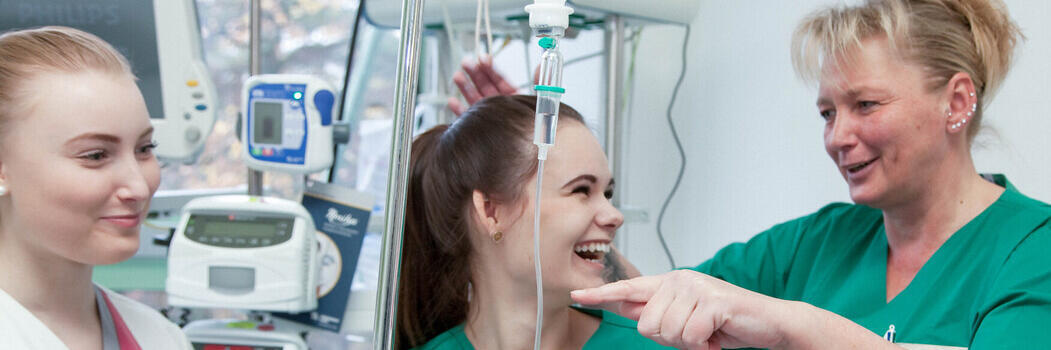 vier weibliche Mitarbeiter im Op die lächeln 