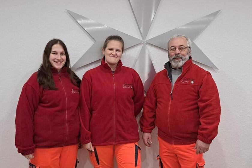 Jugendgruppenleiterinnen Rieka Kühn (von links) und Saskia Steinsiek mit Ortsjugendleitung Marcus Meinecke