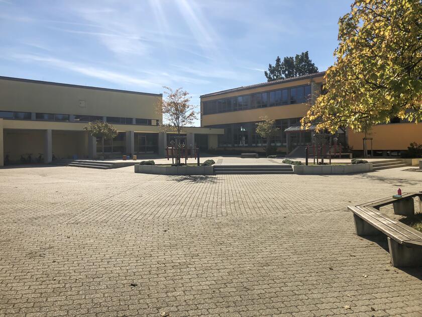 Schulhof Johanniter-Kinderhort "Räuberhöhle"