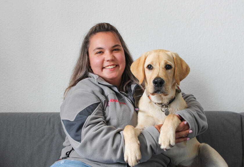 Eine Johanniterin mit einem Hund