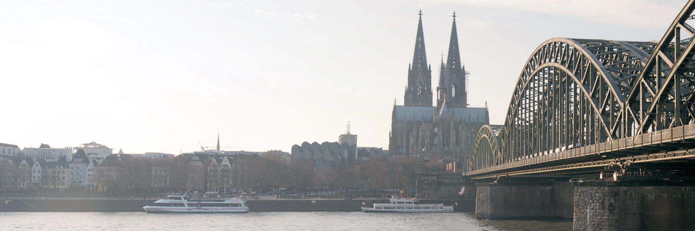Rhein mit Hollernzollernbrücke und Kölner Dom im Hintergrund