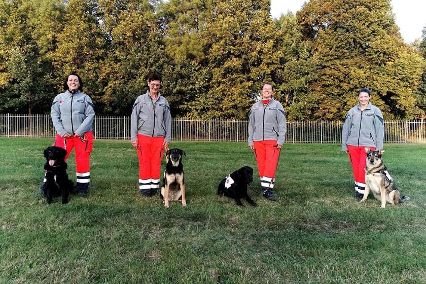 Zu sehen sind alle vier Hundeführerinnen mir ihren Hunden, die die Prüfung erfolgreich abschließen konnten. 