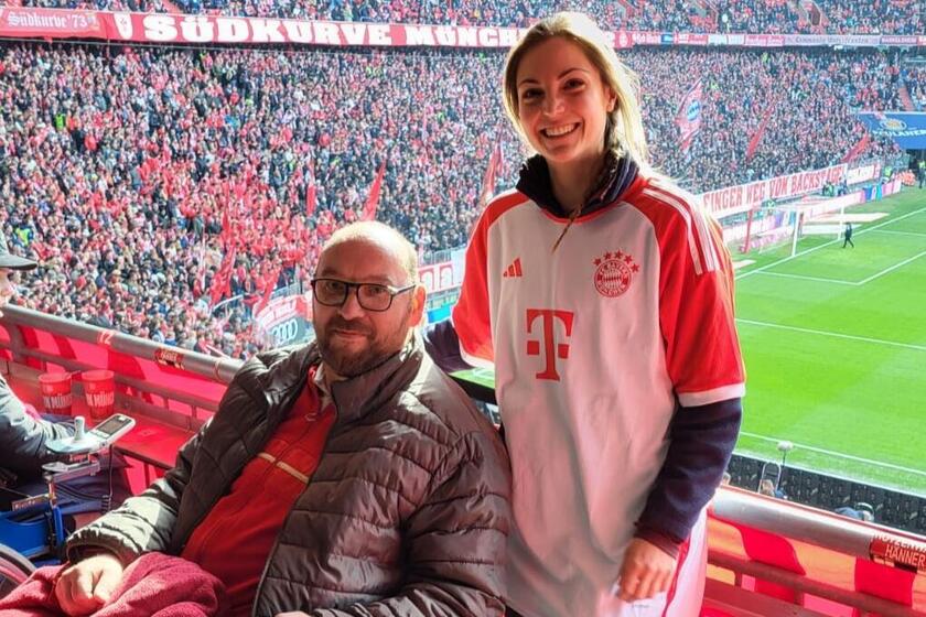 Der Gast des Bruder-Gerhard-Hospizes mit der Pflegefachkraft im Stadion