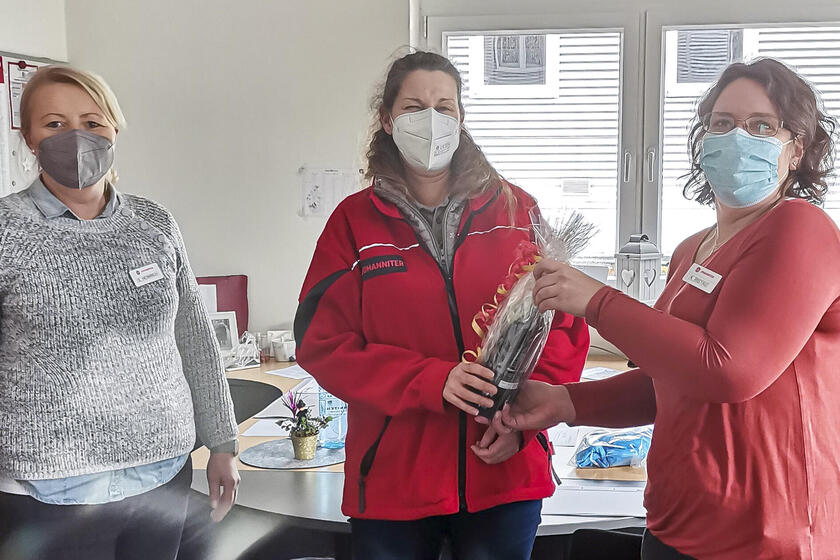 Sandra Heinrich und Karina Ristau (l. u. r.) gratulieren Sandra Fey (Mitte) zu ihrem 25-jährigen Dienstjubiläum.