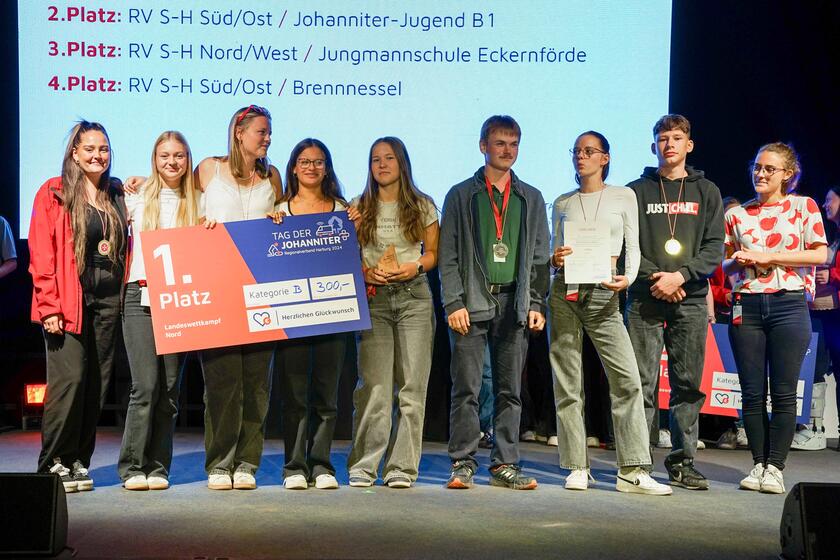 Bei der Siegerehrung gab es Jubel und strahlende Gesichter beim Schulsanitätsdienst der Schule an der Wakenitz. 300 Euro Siegprämie, Medaillen und einen Pokal durften die Jugendlichen mitnehmen. Daniela Rippert, Bundesfreiwilligendienstleistende bei den Johannitern (l.), war Teambetreuerin.