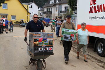 Johanniter verteilen Haushaltsgeräte an Betroffene des Hochwassers.