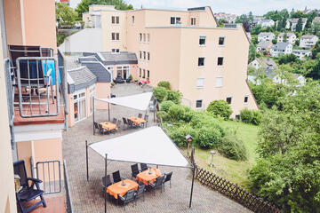 Blick auf den Terassenbereich des Johanniter-Stift mit Sitzgelegenheiten