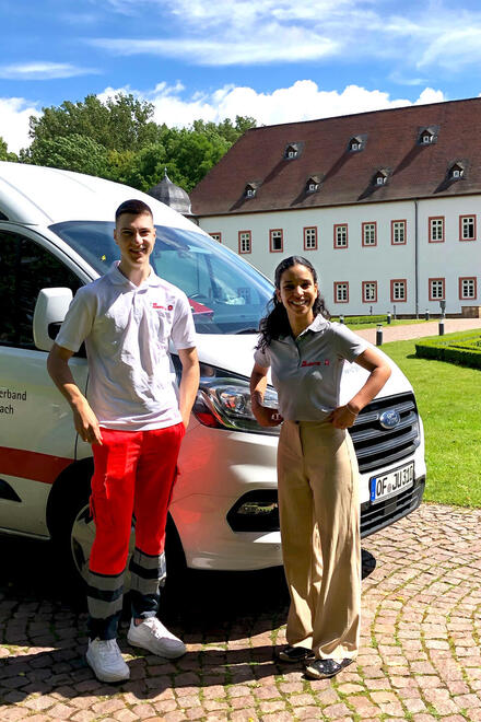 FSJler mit Wagen, Rettungsdienst Offenbach.