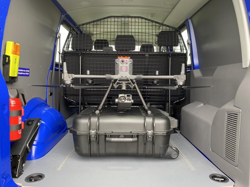 Equipement der Johanniter Drohnenstaffel in einem Einsatzfahrzeug