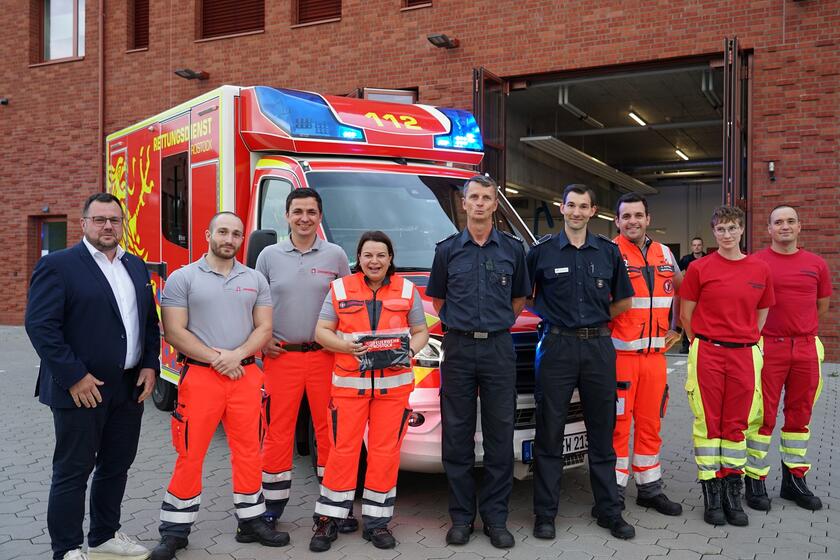 Ein Gruppenbild vor einem Einsatzfahrzeug mit Ministerin Drese und dem Team