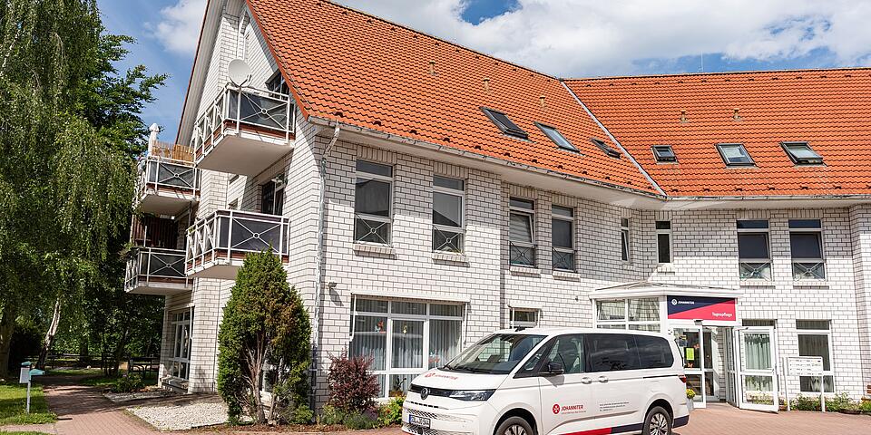 Unser Fahrdienst holt Sie von Zuhause ab und bringt Sie abends auch wieder in Ihre eigenen vier Wände.