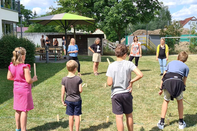 4 Frauen spielen gegen 4 Kinder Wikinger-Schach.