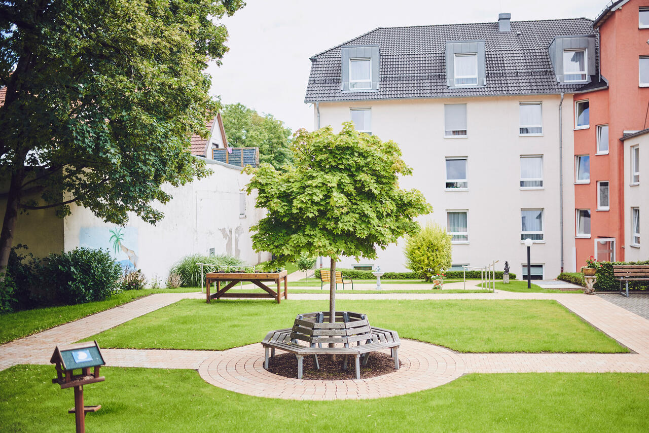 Gartenbänke im angelegten gepflegten Garten des Johanniter-Stift Oeneking in Lüdenscheid.