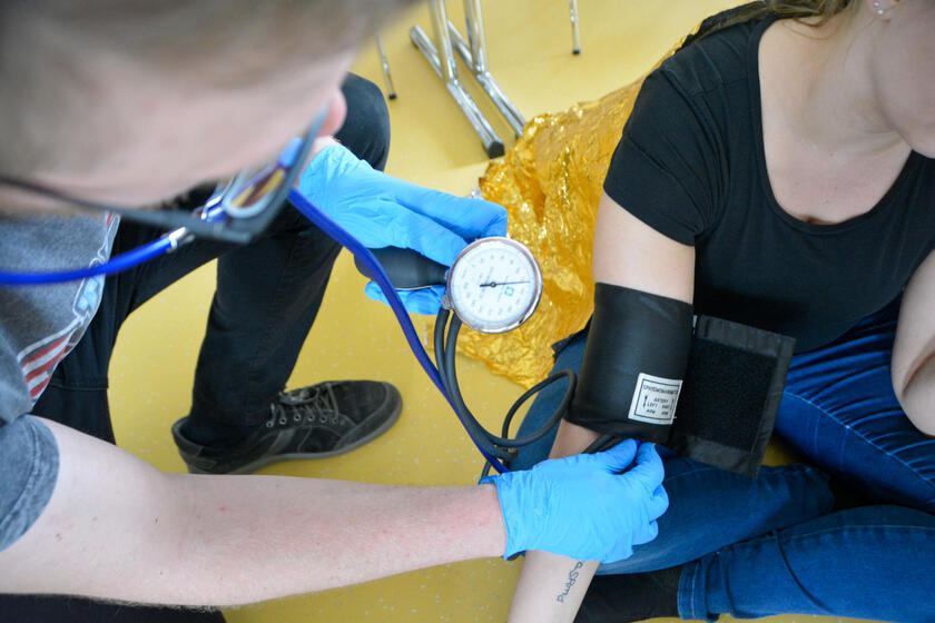Praktische Übung bei einem Sanitätshelferkurs der Johanniter