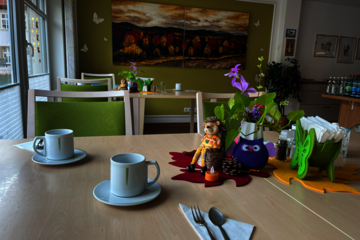 Heller Gemeinschaftsraum der Senioren-WG Bad Blankenburg für Mahlzeiten, Begegnungen und geselliges Zusammensein