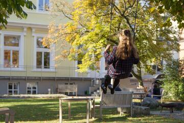 Großzügige Grünanlagen, Nutz- und Kräutergärten säumen das Klinikgelände