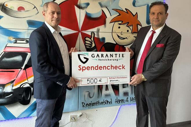 Übergabe des symbolischen Schecks an Regionalvorstand Christian Keller