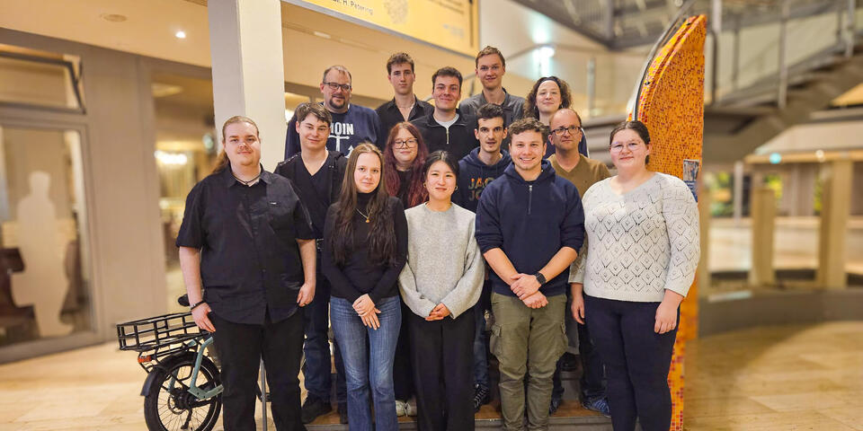 Eine Gruppe von Menschen auf einer Treppe in einer Einkaufs-Mall