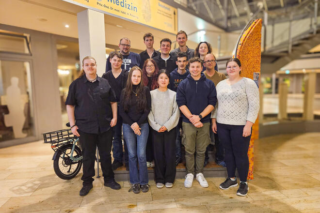 Eine Gruppe von Menschen auf einer Treppe in einer Einkaufs-Mall