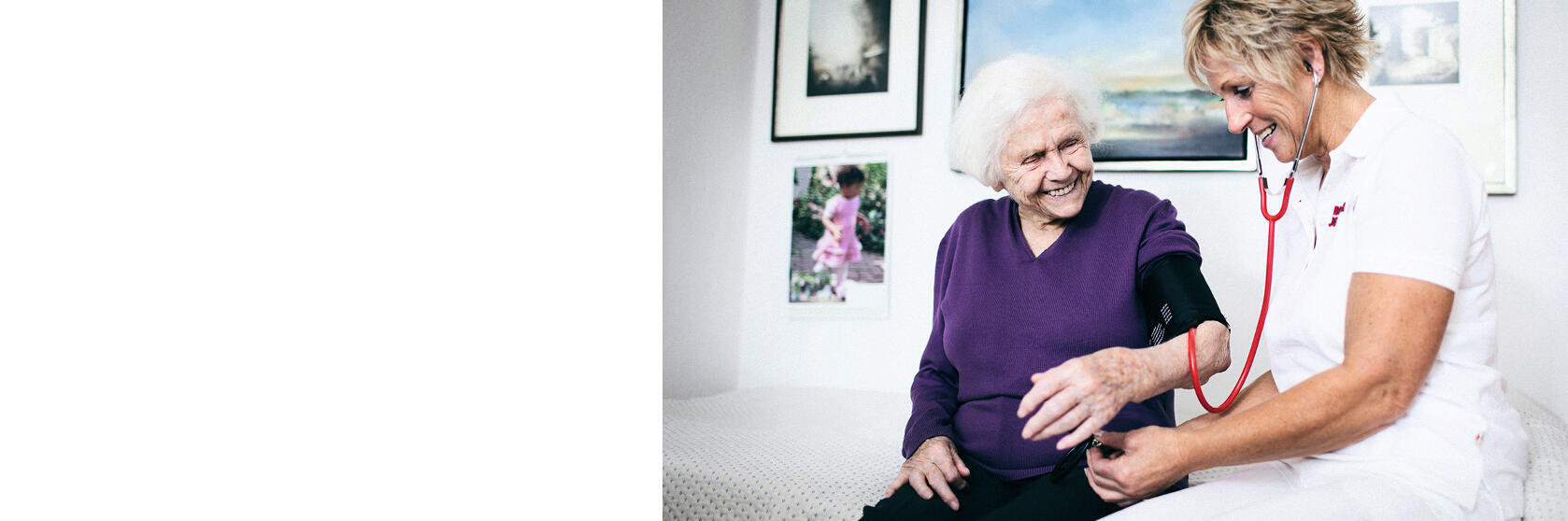 Eine Pflegerin der Johanniter misst den Puls einer älteren Frau.