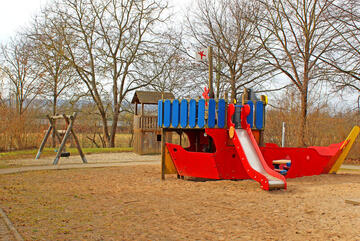 Rutsche und Sandkasten der Kita Hohnstedt.
