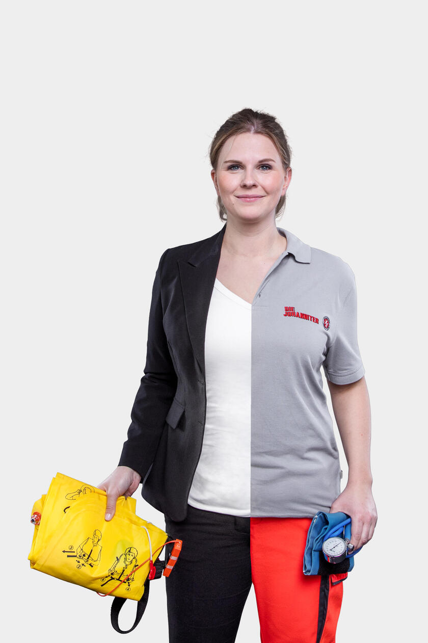 Ehrenamtliche in Johanniterkleidung und Outfit welches sie sonst in ihrem Hauptjob in der Bank trägt