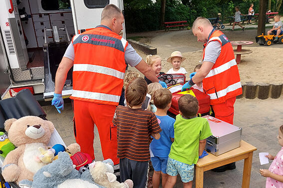 Maik Berger und Rene Maaß, Notfallsanitäter der Johanniter-Rettungswache Alt Käbelich, zeigen den Kindern der Johanniter-Kita Gänseblümchen Erste Hilfe an ihren Kuscheltieren.