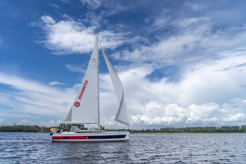 Segelboot der Johanniter auf der Trave.