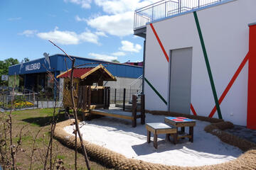 Kitagebäude mit Spielgeräten