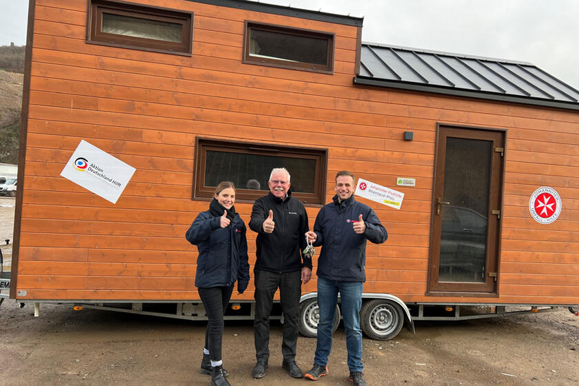 Schlüsselübergabe für die Tiny Houses in Dernau.