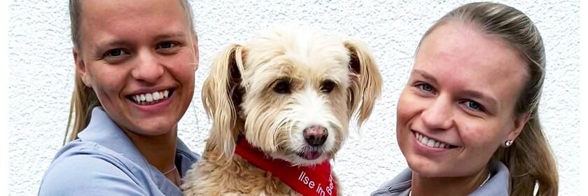 Marie und Lisa Möckl mit Besuchshundedame Ilse.
