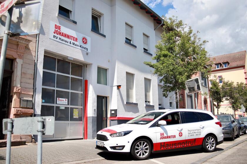 Dienststelle Johanniter Hanau Friedberger Straße 9: Bild von Dienstauto vor dem Eingang