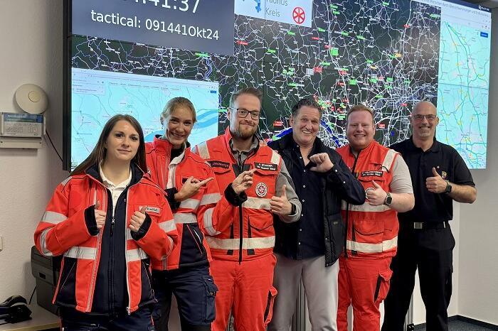 Ein Patient dankt der Rettungswagenbesatzung nach erfolgreicher Reanimation in der Leitstelle des Rheingau-Taunus-Kreises.