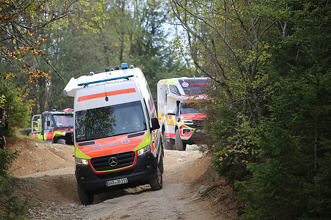Drei Johanniter Rettungsfahrzeuge im Wald