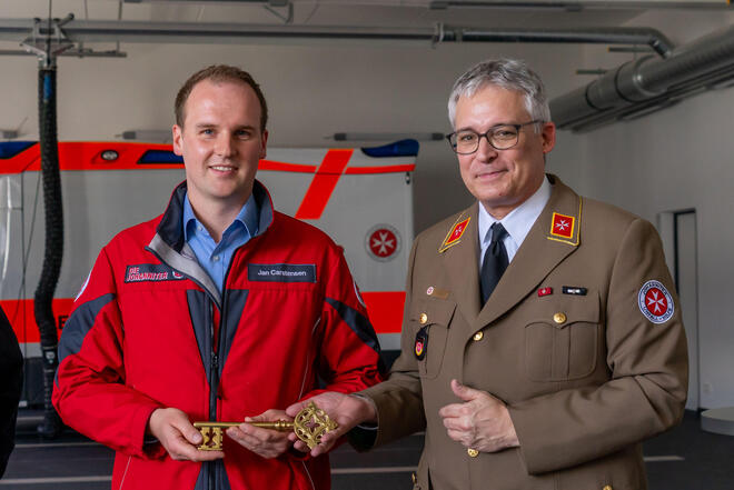 Hans-Martin Grusnick (Mitglied im Regionalvorstand) und Jan Carstensen (Wachleiter) mit dem symbolischen goldenen Schüssel.