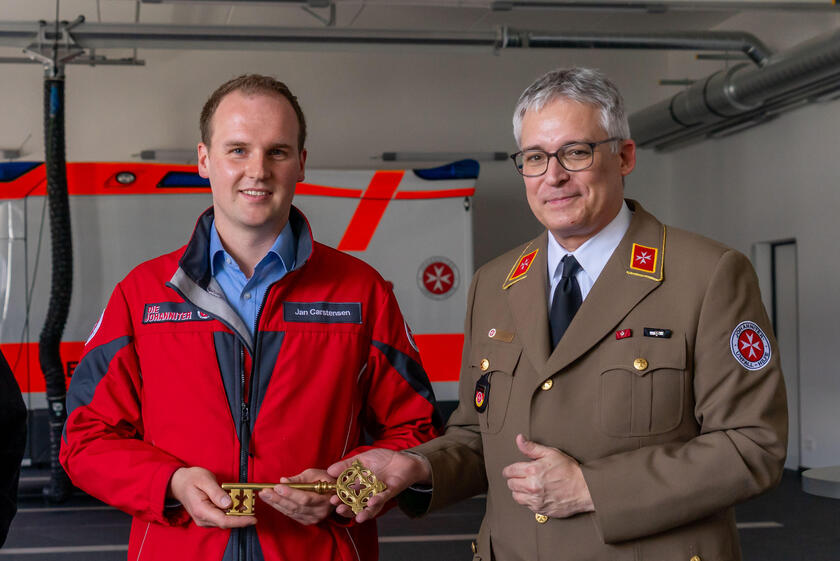 Hans-Martin Grusnick (Mitglied im Regionalvorstand) und Jan Carstensen (Wachleiter) mit dem symbolischen goldenen Schüssel.