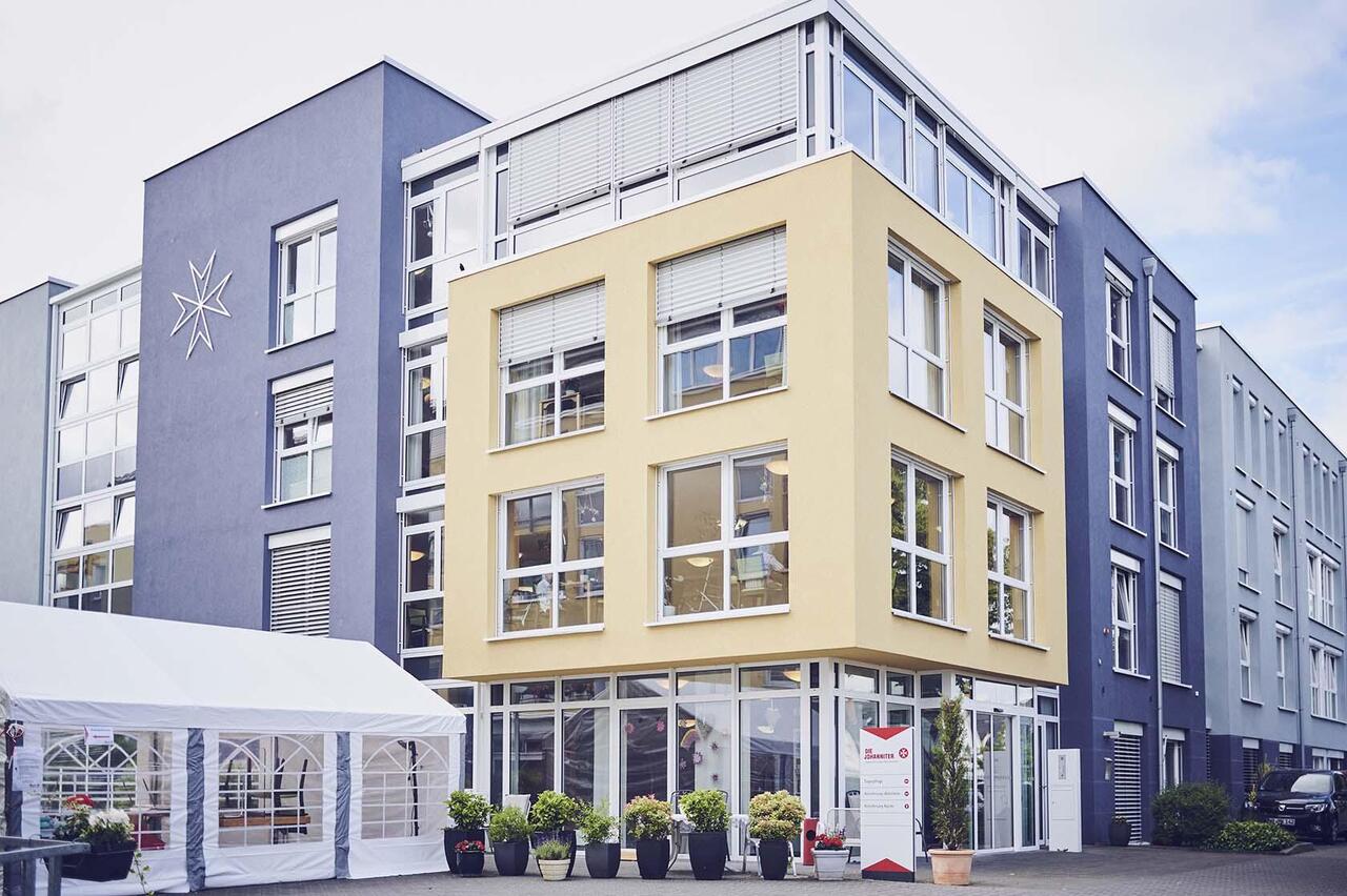 Die bunte Fassade des Johanniter-Hauses Dietrichsroth in Dreieich