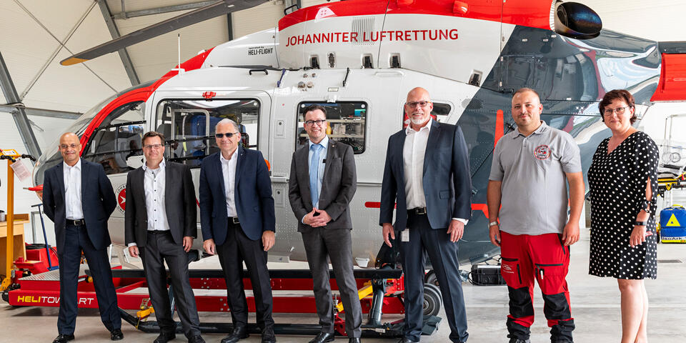 Der Abteilungsleiter Gesundheit des Hessischen Ministeriums für Soziales und Integration, Stefan Sydow, und der Leiter der Geschäftsstelle, Dr. René Niklaus mit der Leitung der Johanniter Luftrettung.