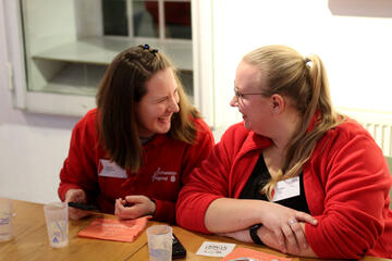 Zwei Jugendliche unterhalten sich und lachen