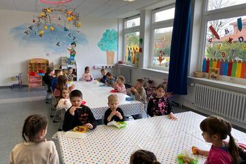 Kinder am Tisch