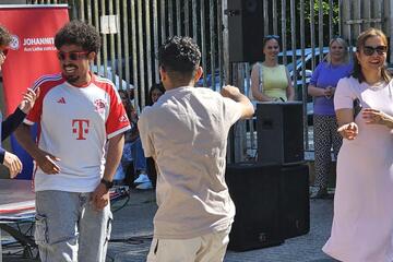 Fröhliche Menschen tanzen zur Musik.