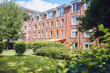 Vom Garten blicken auf die Rückseite des Johanniter-Stiftes Wuppertal