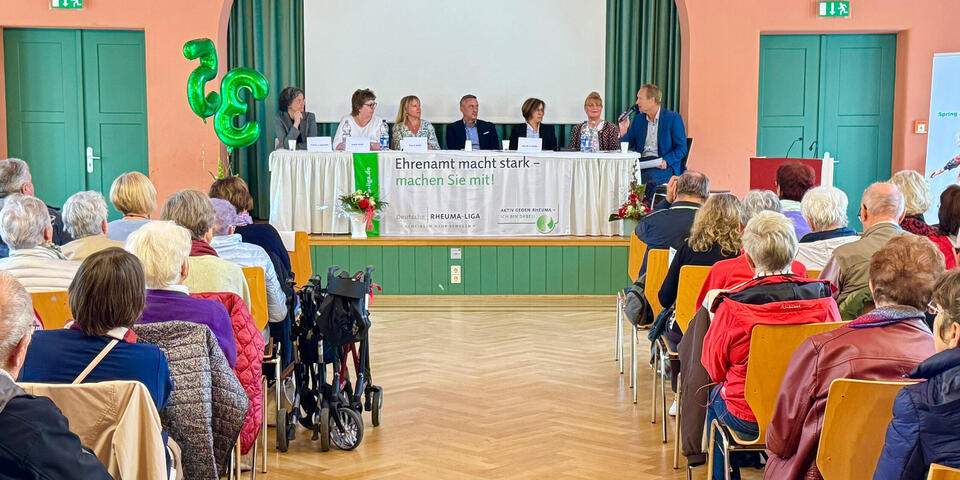 Podiumsdiskussion im vollbesetzten Saal